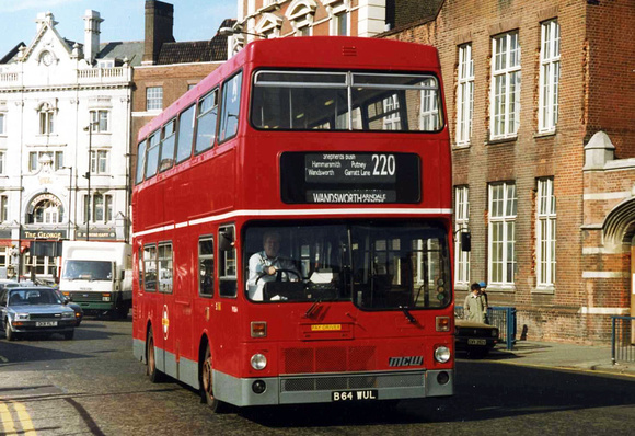 Route 220, London Transport, M1064, B64WUL, Hammersmith
