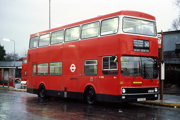 Route 240, London Transport, M1, THX101S, Golders Green