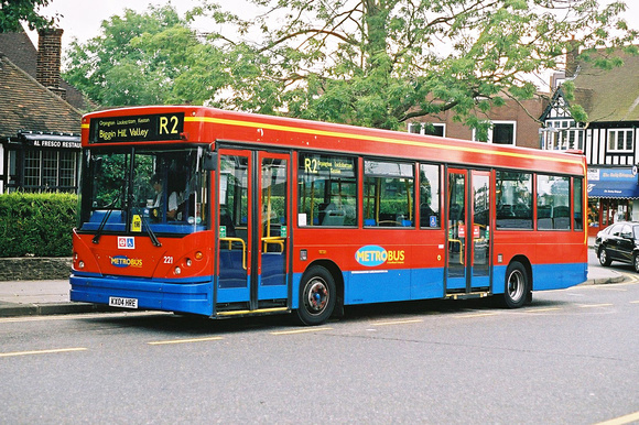 Route R2, Metrobus 221, KX04HRE, Petts Wood