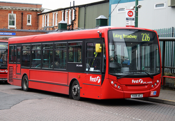 Route 226, First London, DML44090, YX09AEJ, Golders Green
