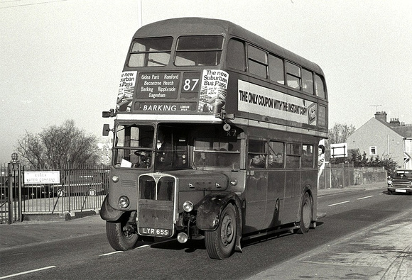 Route 87, London Transport, RT2671, LYR655, Romford