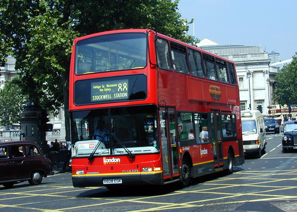 Route 88, London General, PDL8, X608EGK, Trafalgar Square