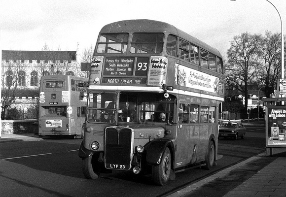 Route 93, London Transport, RT2085, LYF23, Putney Bridge