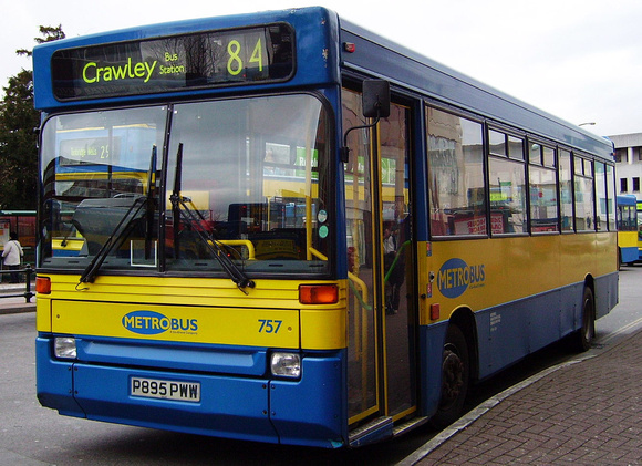 Route 84, Metrobus 757, P895PWW, Crawley