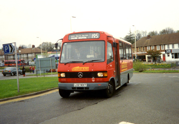 Route 195, Uxbridge Buses, MW17, LDZ9017