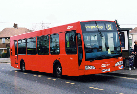 Route T32, Metrobus 704, PN07KRV, New Addington