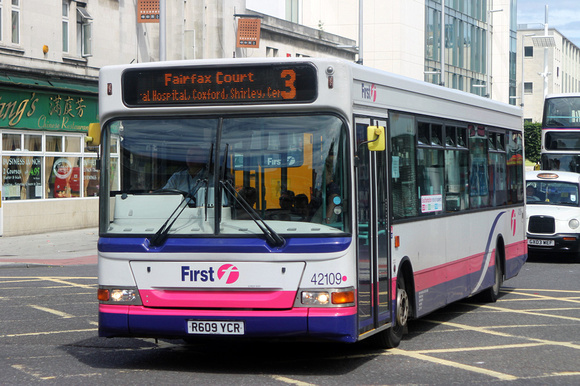 Route 3, First In Hampshire 42109, R609YCR, Southampton