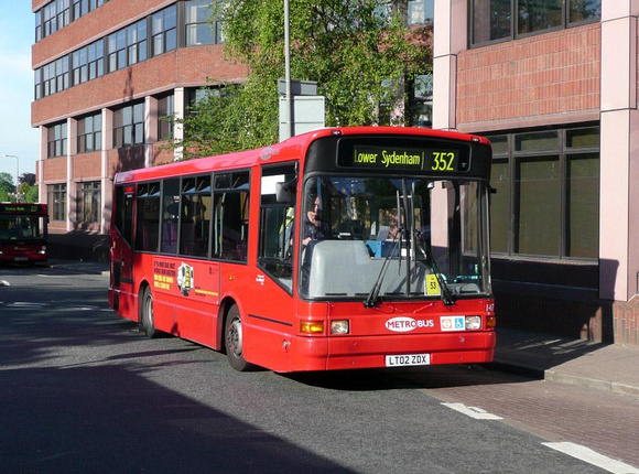 Route 352, Metrobus 147, LT02ZDX, Bromley
