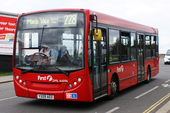 Route 228, First London, DML44096, YX09AEO
