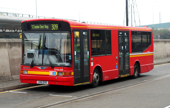 Route 309, First London, DM41439, LN51DVO, Canning Town