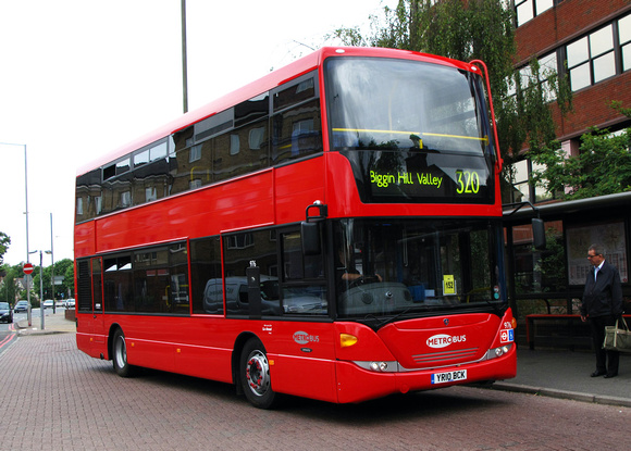 Route 320, Metrobus 976, YR10BCK, Bromley