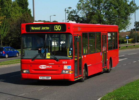 Route 130, Metrobus 323, V323KMY, Addington Village