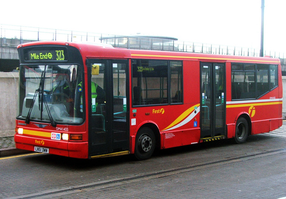 Route 323, First London, DM41433, LN51DWW, Canning Town