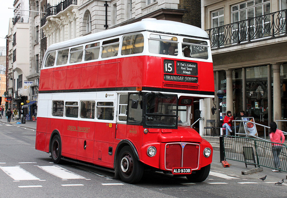 Route 15, Stagecoach London, RM1933, ALD933B, Royal Courts