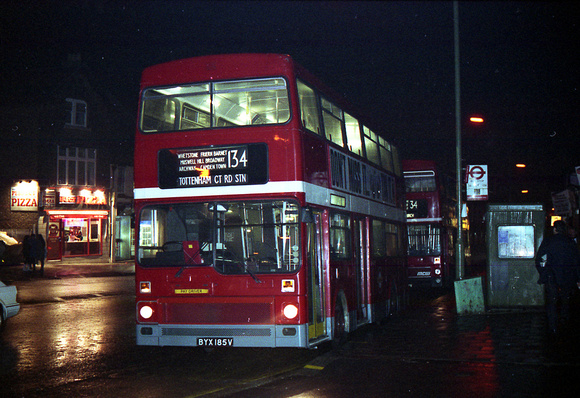 Route 134, London Transport, M185, BYX185V, Barnet Church