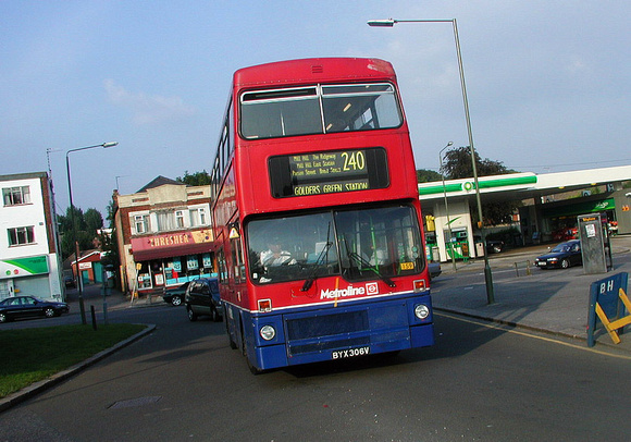 Route 240, Metroline, M306, BYX306V, Holdens Hill Circus