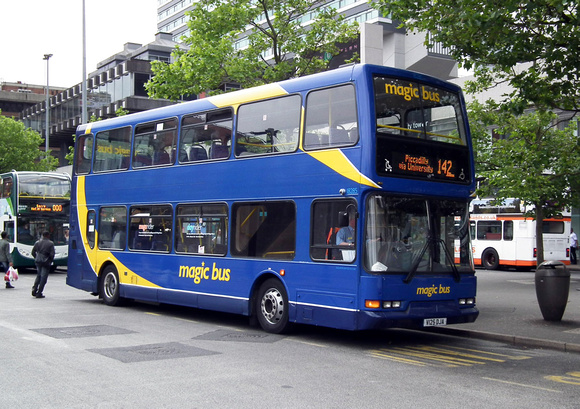 Route 142, Magic Bus 18285, V125DJA, Manchester