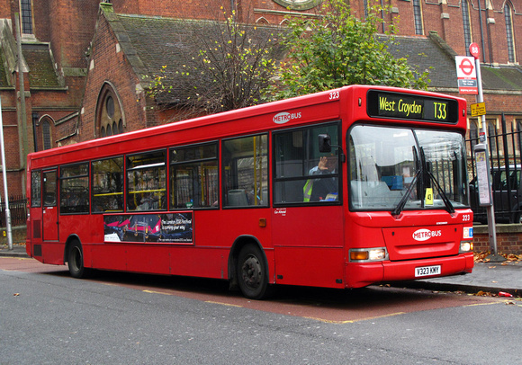 Route T33, Metrobus 323, V323KMY, West Croydon