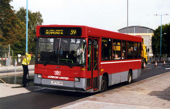 Route 391, London United, DR76, J376GKH, Chiswick Works
