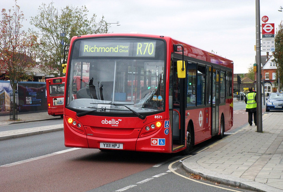 Route R70, Abellio London 8571, YX11HPJ, Twickenham