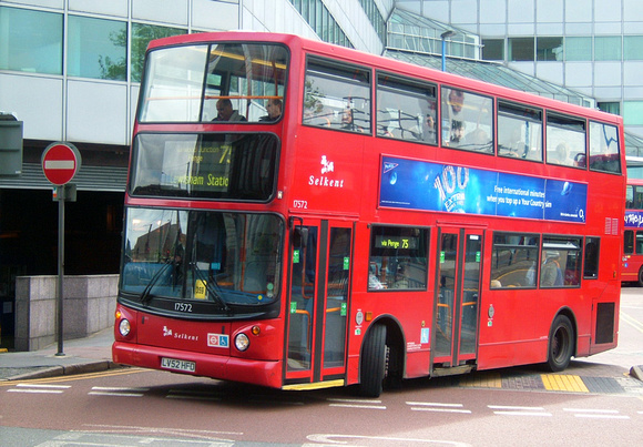 Route 75, Metrobus 17572, LV52HFO, West Croydon