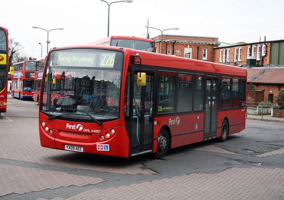 Route 226, First London, DML44087, YX09AEE, Golders Green