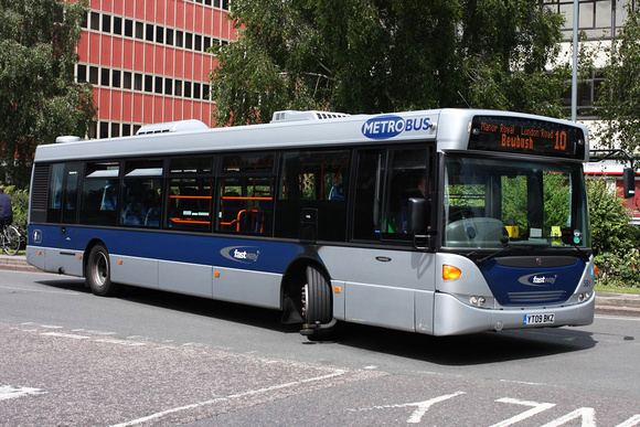 Route 10, Metrobus 581, YT09BKZ, Crawley