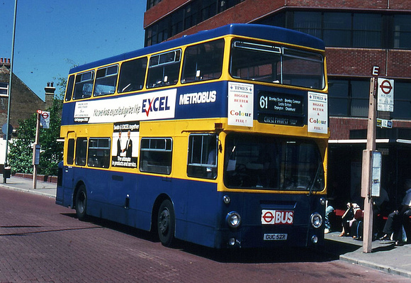 Route 61, Metrobus, DMS2052, OUC52R, Bromley