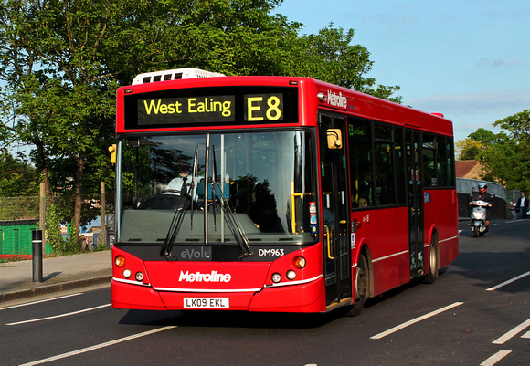Route E8, Metroline, DM963, LK09EKL, Brentford Station