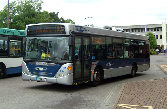 Route 100, Metrobus 633, YN08DFZ, Crawley