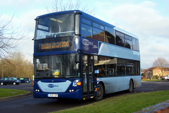 Route 200, Metrobus 954, YN08OBR, Crawley