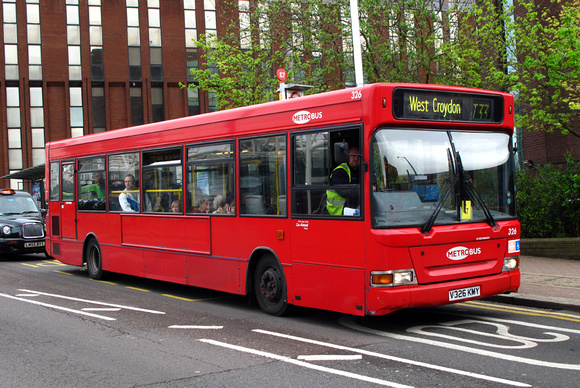 Route T33, Metrobus 326, V326KMY, East Croydon Station